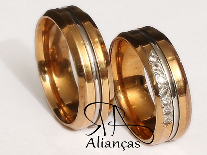 Quadrada Anatômica em Fio Ouro Branco com 7 Brilhantes no Meio